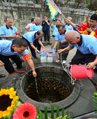 大家開始取龍水